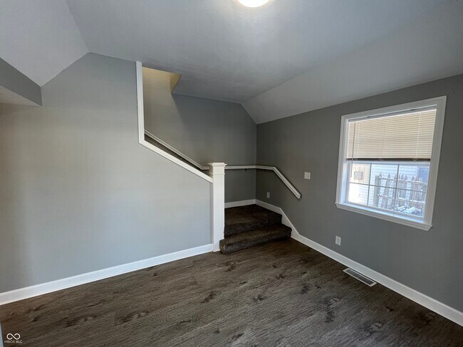 Building Photo - 5343 S Linwood Ave