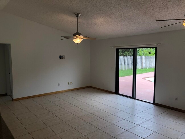 Building Photo - 4063 SE Jacaranda St