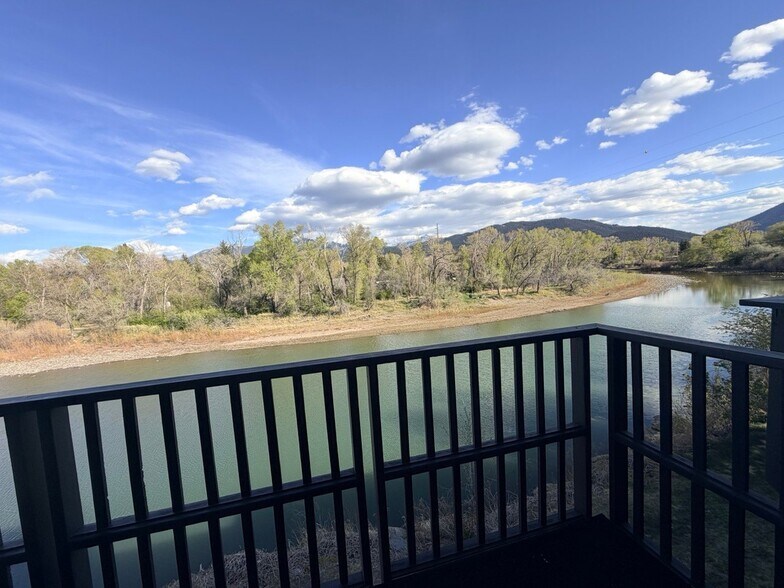 Building Photo - 1011 River Dr