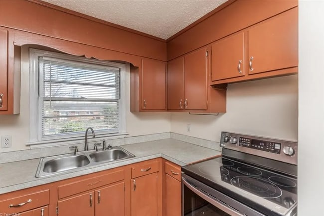 Building Photo - 2201 E Florida St