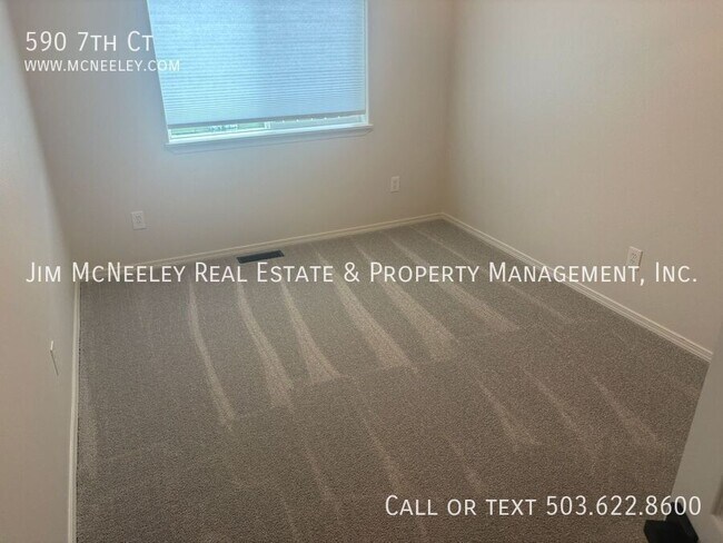 Building Photo - 590 7th Ct