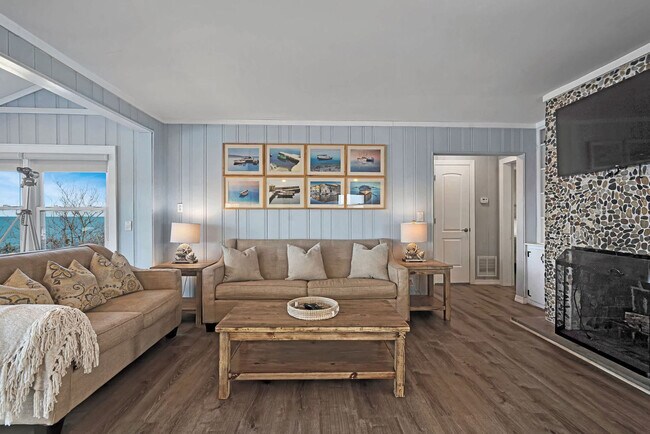 Building Photo - 7 Oak St