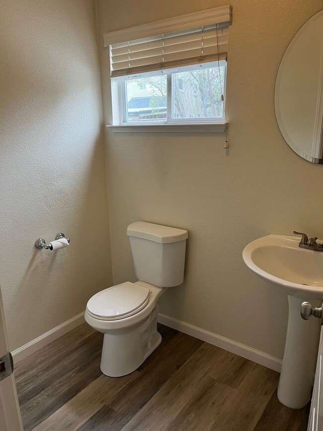 Building Photo - Updated 3 bedroom 2.5 bathroom Single Fami...