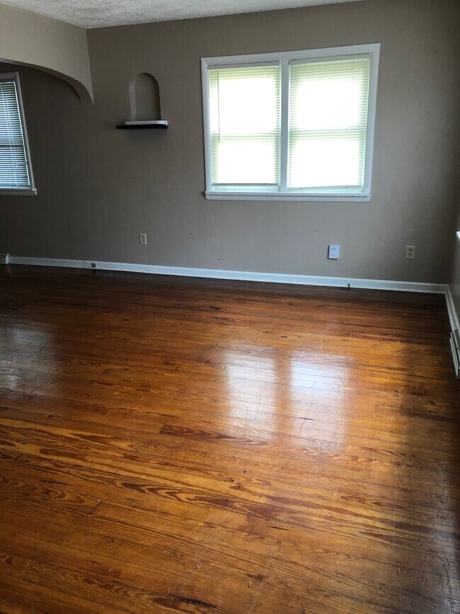 Building Photo - Spacious 3 Bedroom Home