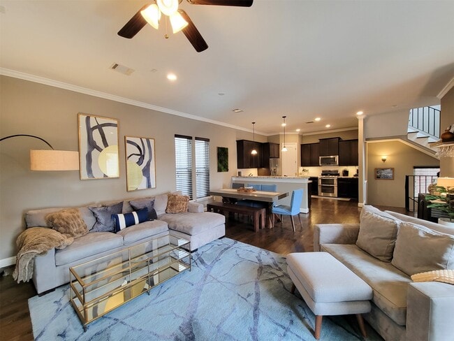 Building Photo - 925 W 19th St