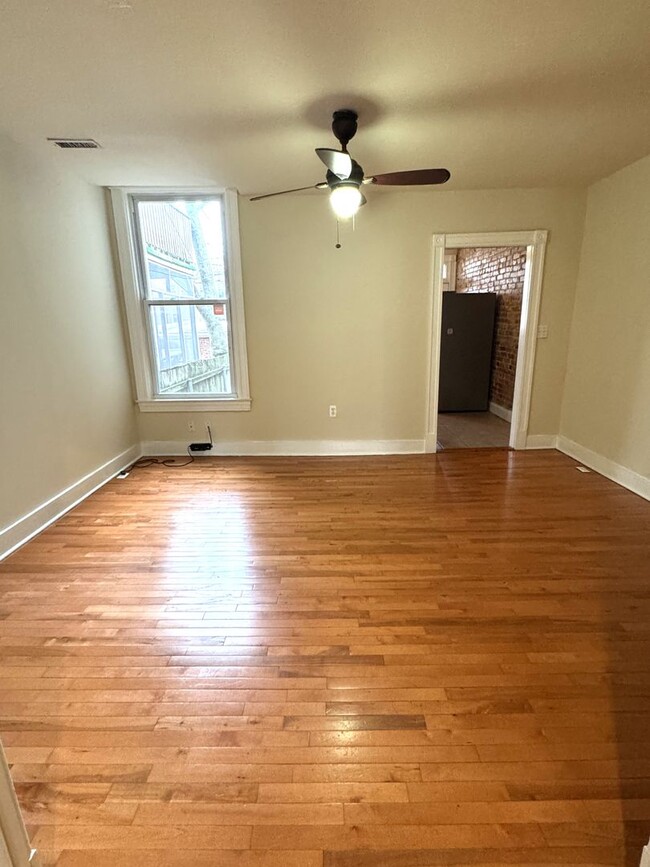 Building Photo - Centrally Located 2 BR Townhouse with Den/...