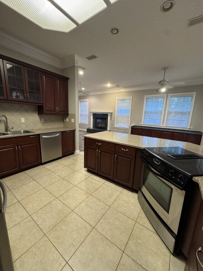 Building Photo - 4 bedroom 4 bath in gated community in Ora...
