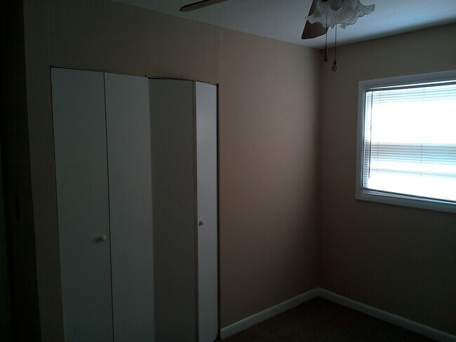 Building Photo - **UPCOMING**East Columbus 3 bedroom/1 bath...