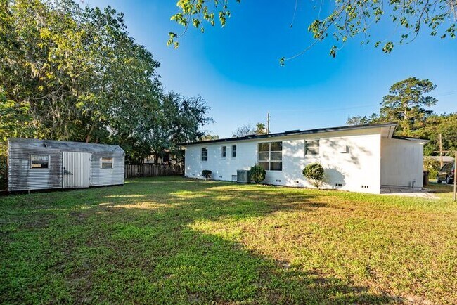 Building Photo - Gorgeous 3/2 Home