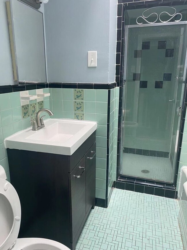 Building Photo - 3B1B Row House Available Sep 1st