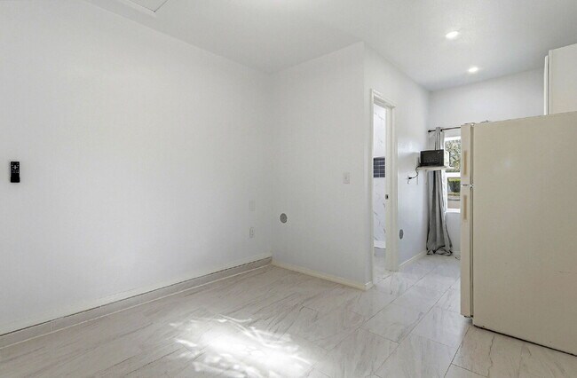Building Photo - 3 bed 2 bath house with a studio