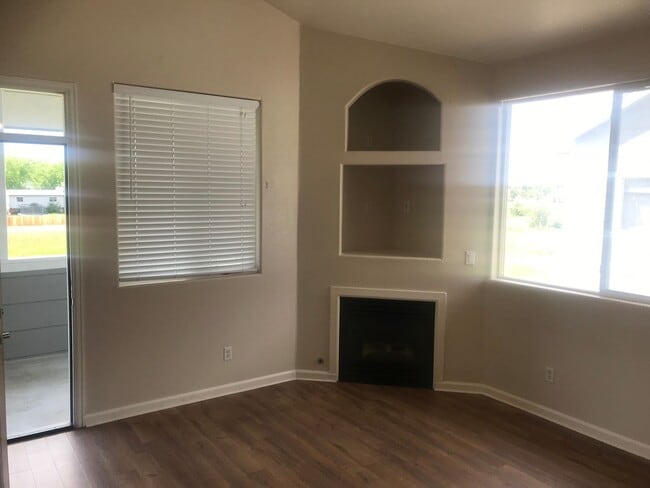 Building Photo - Fantastic 2nd floor condo - 2 bedroom, 2 bath, 1 car garage!
