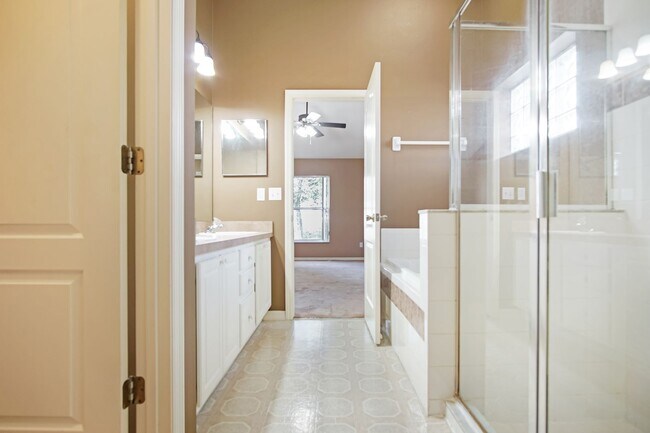 Building Photo - 10500 Lake Hasson Cir