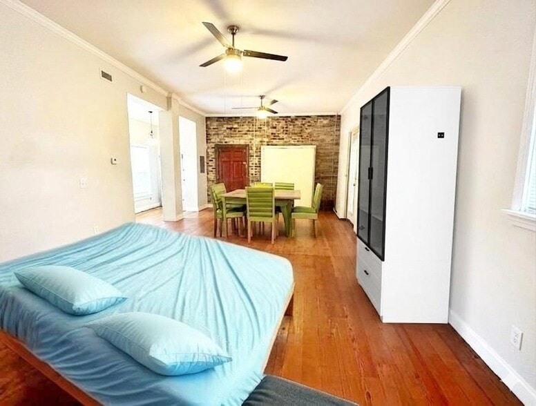 Building Photo - 201 Spring St