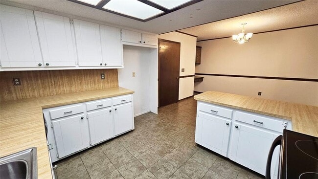 Building Photo - 211 Redbud St