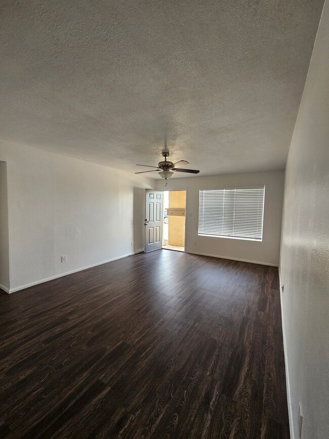 Building Photo - 3 bedroom 2 bath - North Phx home - single...