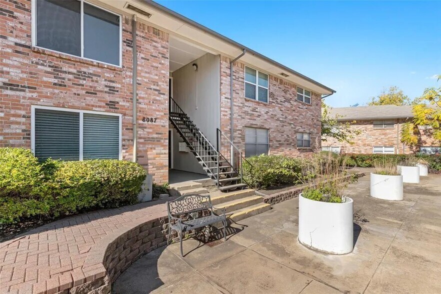 Building Photo - 8087 Meadow Rd