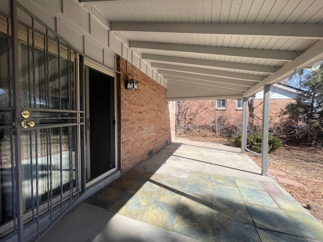 Building Photo - $0 DEPOSIT OPTION. TRI-LEVEL AURORA HOME WITH MODERN AMENITIES AND SPACIOUS INTERIORS