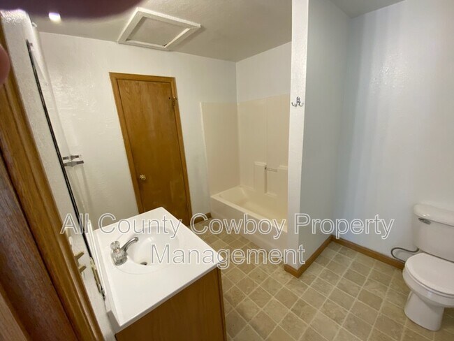 Building Photo - 1557 W Jefferson St