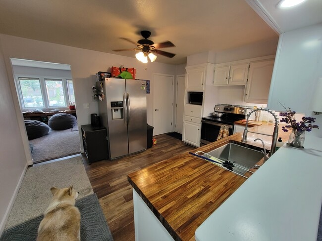 Building Photo - 512 Spruce Dr