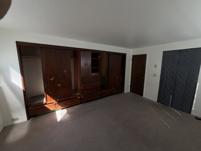 Building Photo - 913 Clover Dr