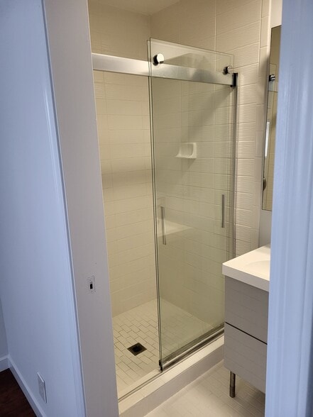 Ensuite Bathroom 1 - 4119 Falcon St