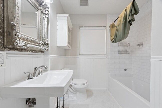 Building Photo - 5206 De Lange Ln
