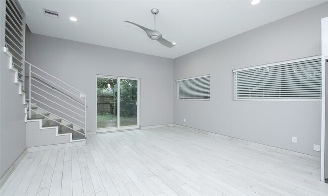 Building Photo - 309 E 43rd St