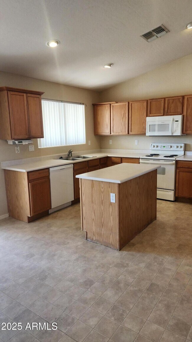 Building Photo - 15081 W Fillmore St