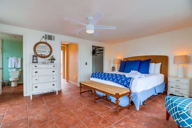 Building Photo - Private Rooftop Deck South Mission Beach