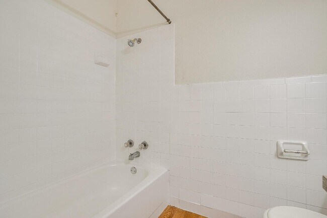 Building Photo - Charming 2-Bed, 2-Bath Duplex in Burleson