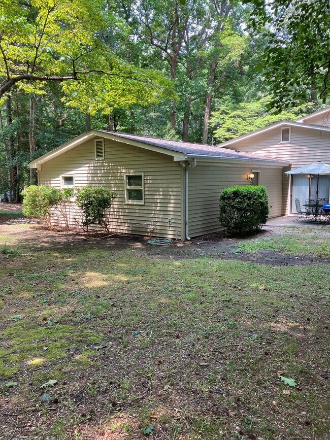 Building Photo - 4852 Rosewell Dr