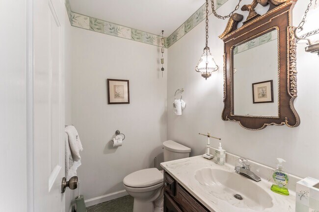 Building Photo - 23 Westview Dr