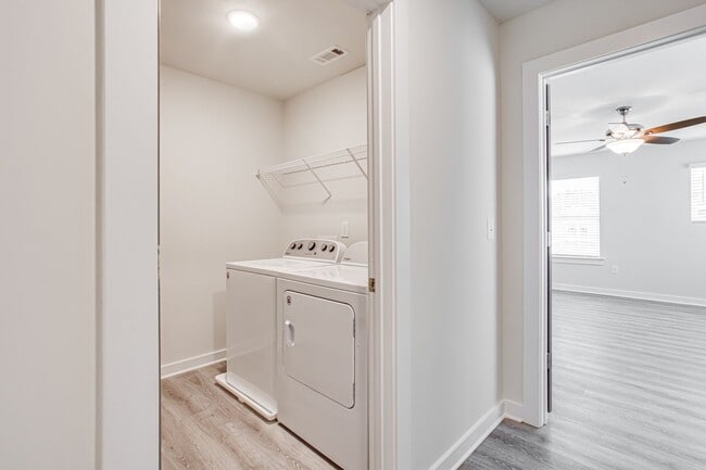 Building Photo - 715 W Vincent Dr