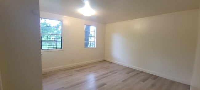 Building Photo - Huge 4 bedroom/1 bath Downstairs unit with...