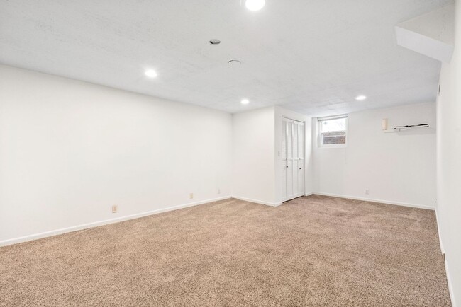 Building Photo - 3 Bedroom Pet Friendly Home For Rent With Finished Basement!