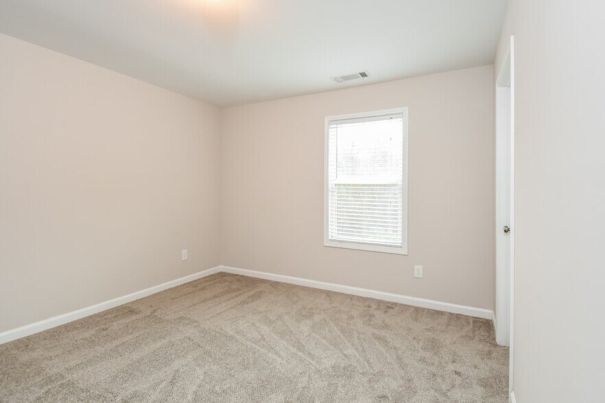 Building Photo - 19 Castlemoor Loop