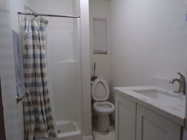 Building Photo - Rooms for rent in quiet residential neighborhood.