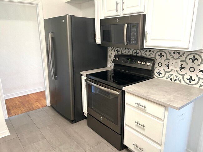 Building Photo - 3 bedroom 1 bath home with a large yard an...