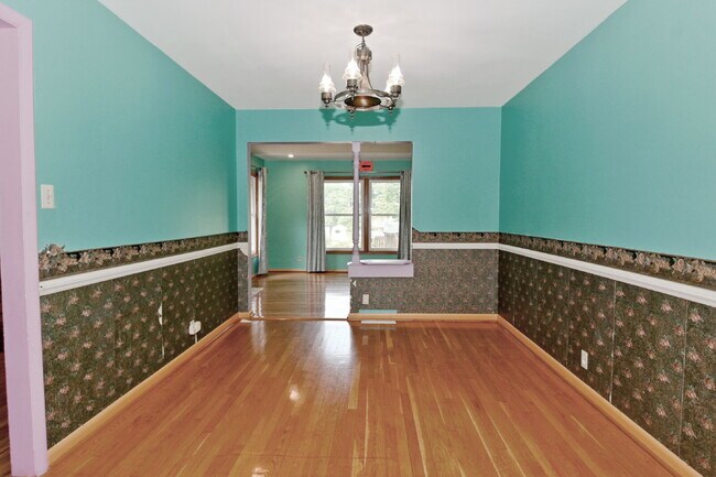 Building Photo - Charming 3-Bedroom Retreat with 2 Full Baths on South Meridian Street – 1516 Sq Ft of Comfort in ...
