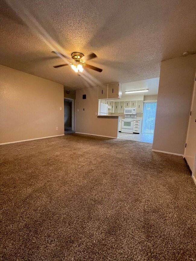 Building Photo - 2 Bed 1 Bath Apartment MOVE IN SPECIAL: $5...