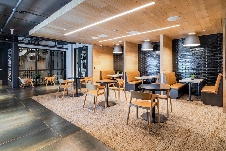 Building Photo - 3560 Rambla Pl