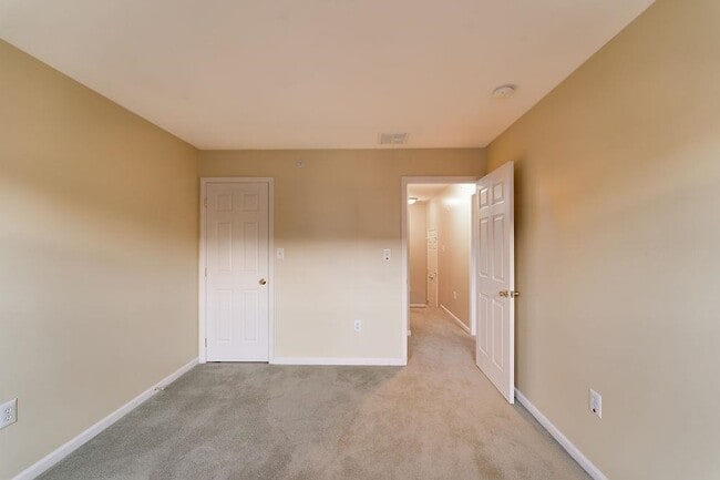 Building Photo - 6 Carpenter Ct