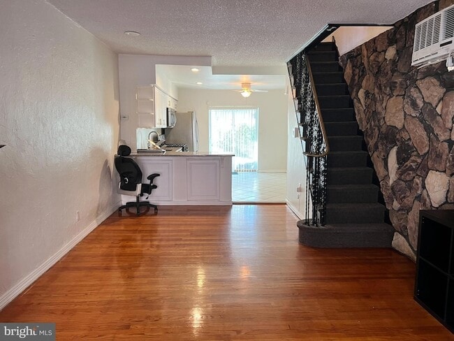 Building Photo - 2408 S Sartain St