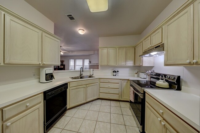 Building Photo - 212 Oak Hill Dr