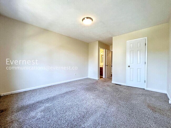 Building Photo - 2 Bed/2 Bath Home with Fenced Yard /Available now!