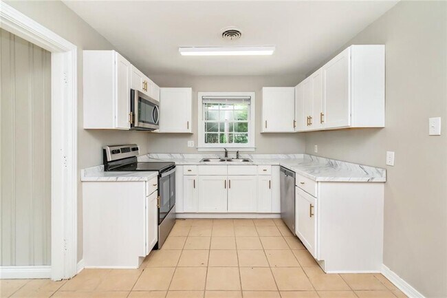 Building Photo - 5416 Hilltop Dr N