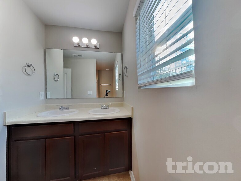 Building Photo - 226 Hallow Oak St