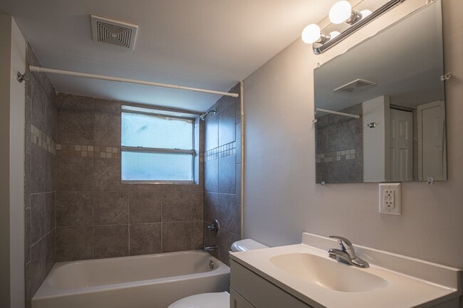 Building Photo - Spacious 3 Bedroom, 2 Bathroom Lower Level...