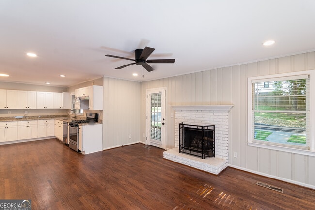 Building Photo - 4090 Land O Lakes Dr NE